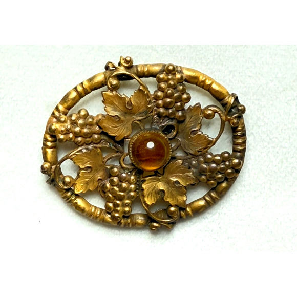 Vintage Gold Tone Grape & Vine Amber Colored Cabochon Brooch Pin Art Nouveau - Picture 2 of 3
